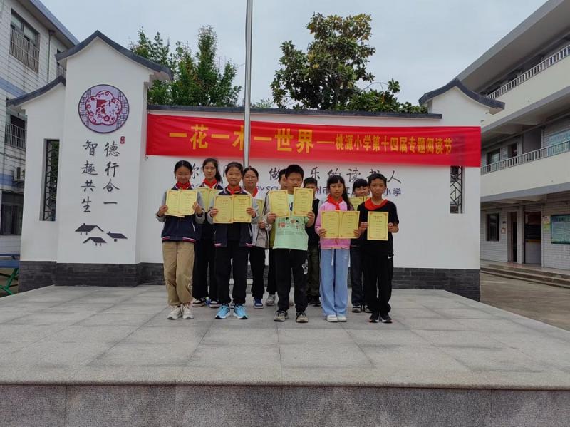 学生与奖状合照.jpg 学生与奖状合照.jpg